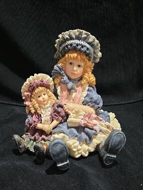 1995 Boyds Bears resin figurine titled "Victoria with Samantha"